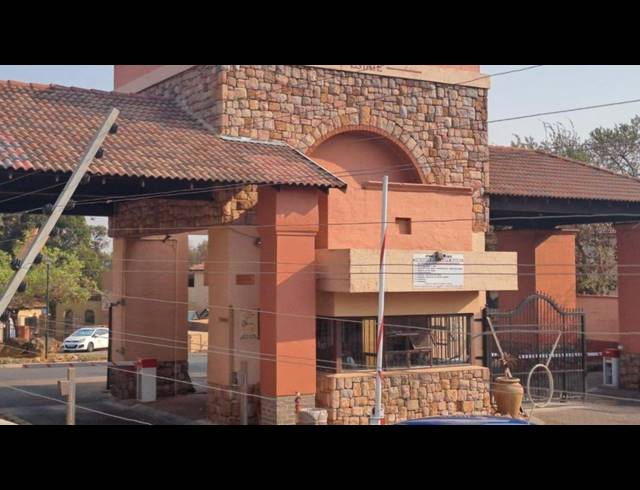 2 BEDROOM TOWNHOUSE FOR SALE IN CASTLEVIEW